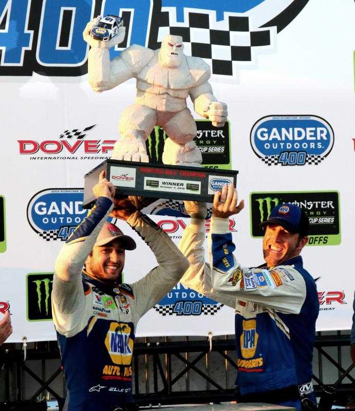 Elliott and crew chief lifting the trophy 