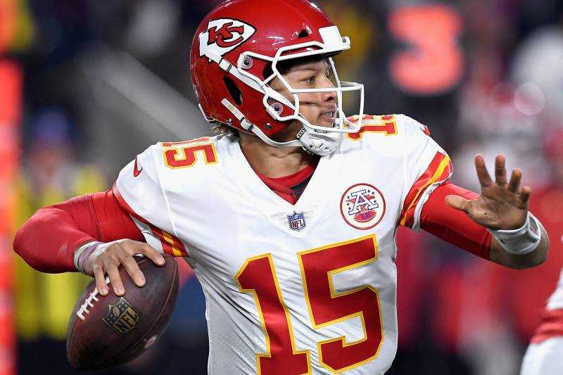 Patrick Mahomes of the Kansas City Chiefs completing an analysis of the field before completing a pass