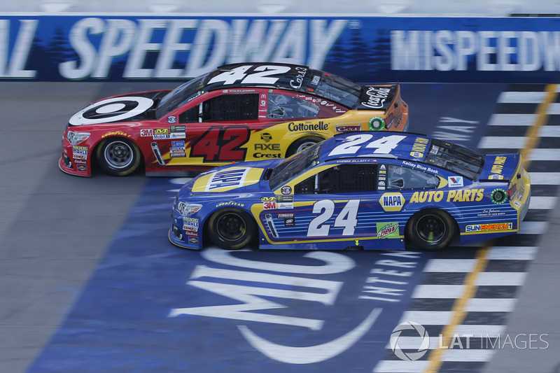 Chase Elliott and Kyle Larson fighting for win at Michigan both solid lineup help