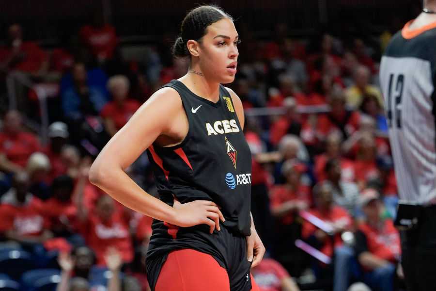  Will Liz Cambage Re-sign with the Aces?