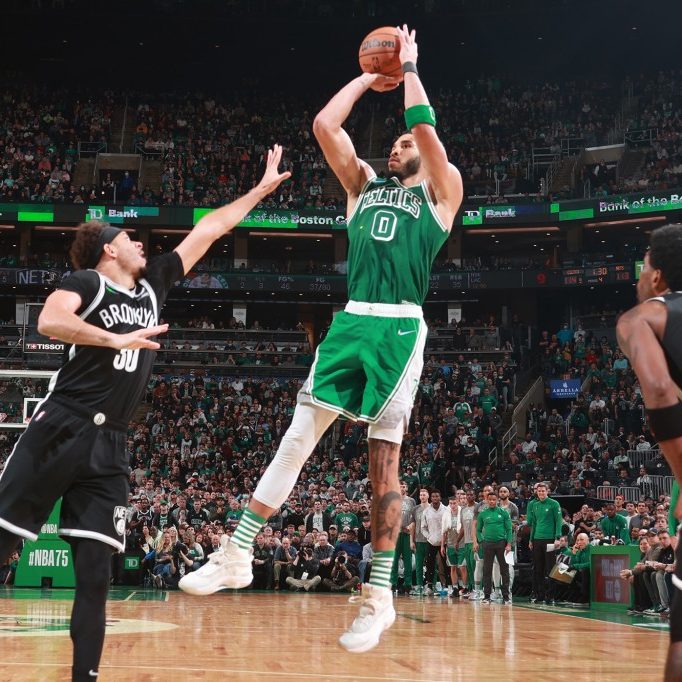 Jayson Tatum getting to a bucket helping the Boston Celtics Banner 18 goal.