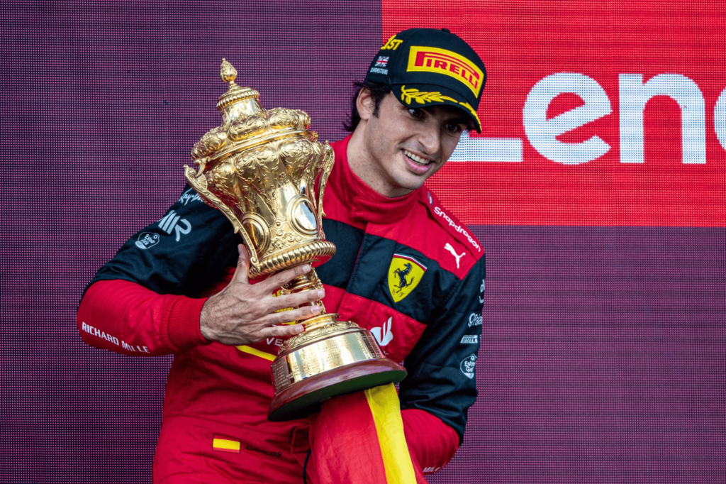 Carlos Sainz held his first-ever first-place trophy in F1 at the 2022 British GP. (Source: Twitter @Carlossainz55)