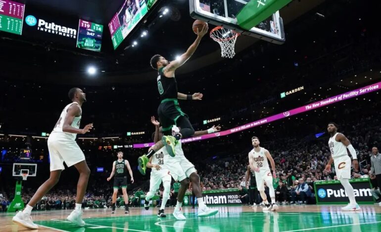 Jayson Tatum going for a layup against the Wizards.