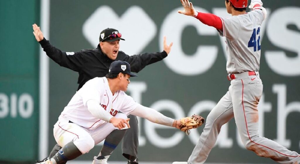 Red Sox Yu Chang attempts to tag runner at second base. Chang, expected back from injury Monday, is a better shortstop option for the Sox than Enrique Hernndez. 